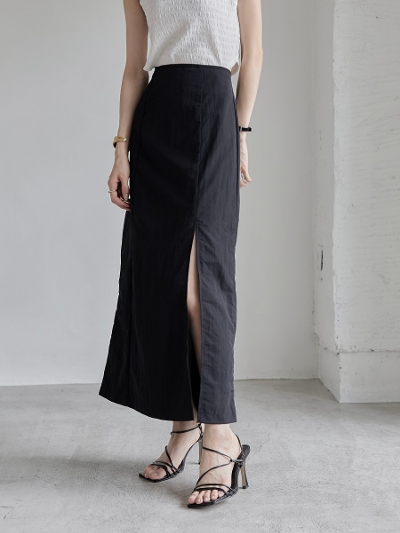 yNEWz seersucker slit skirt / black