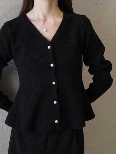 yNEWzpearl button peplum knit / black