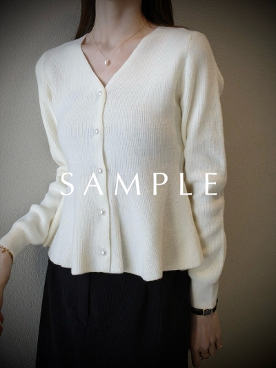 ySAMPLEzpearl button peplum knit / ivory