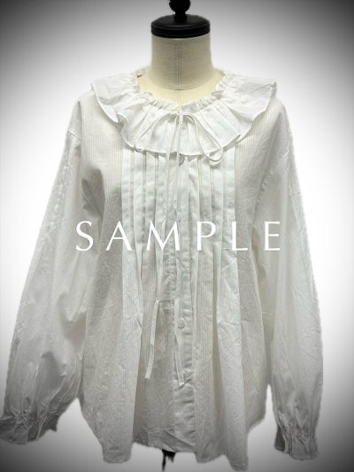 ySAMPLEzfrill neck ribbon tuck blouse / white