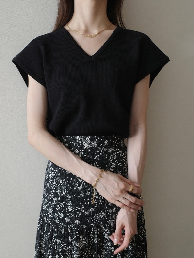 yNEWzfrench sleeve v neck tops / black