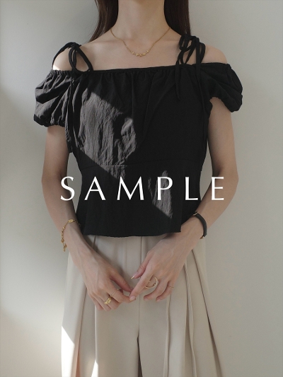 ySAMPLEzribbon strap puff shoulder tops / black