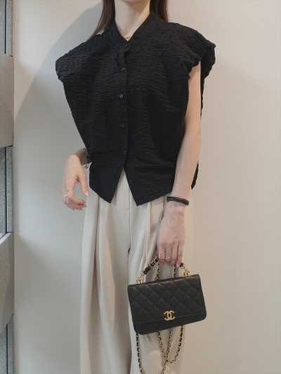 yNEWzseersucker puff shoulder blouse / black