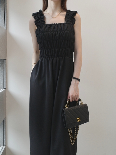 yNEWzfrill strap shirring jumpsuit / black