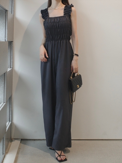 yNEWzfrill strap shirring jumpsuit / charcoal