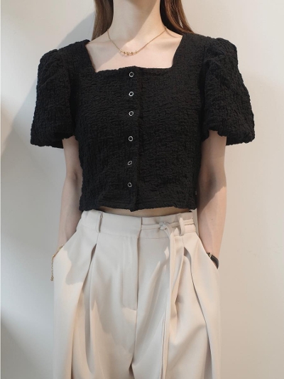 yNEWzshirring puff sleeve cropped top / black