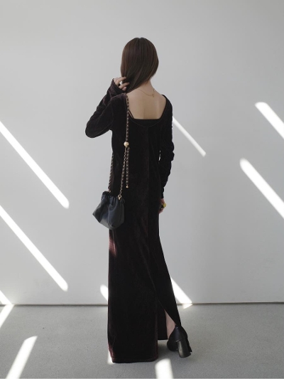 yNEWzvelvet back open dress / brown