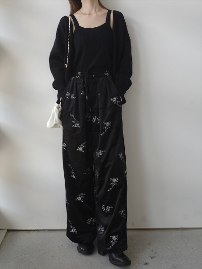 yNEWzflower embroidery velvet pants / black