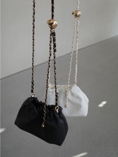 yNEWzball chain shoulder bag / black