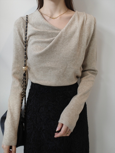 �yNEW�ztwist v neck design knit / beige
