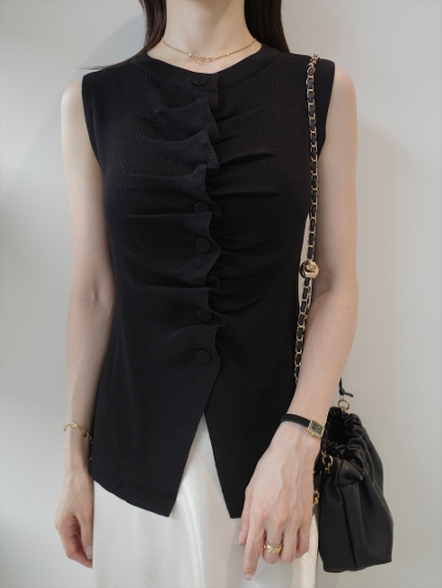 �yNEW�zbutton gather slit top / black