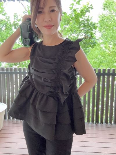 asymmetry ruffle frill blouse / black