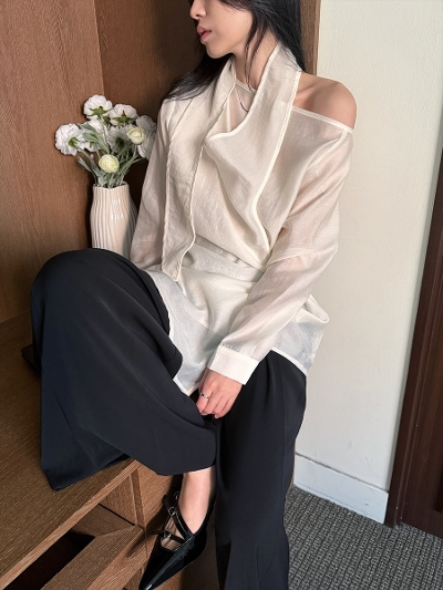 �ySAMPLE�zOff-Shoulder Drape Blouse